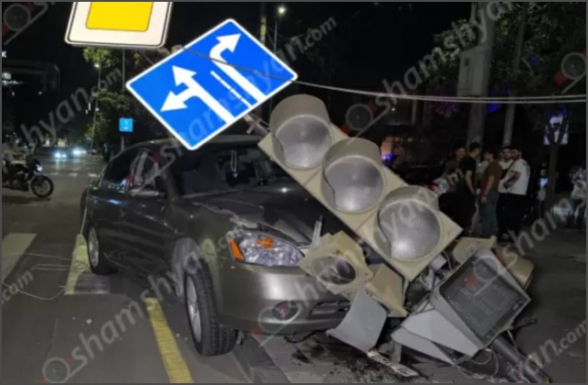 Երևանում բախվել են «Fiat»-ը և «Nissan»-ը․ վերջինը կոտրել է խաչմերուկը կարգավորող լուսակիրը